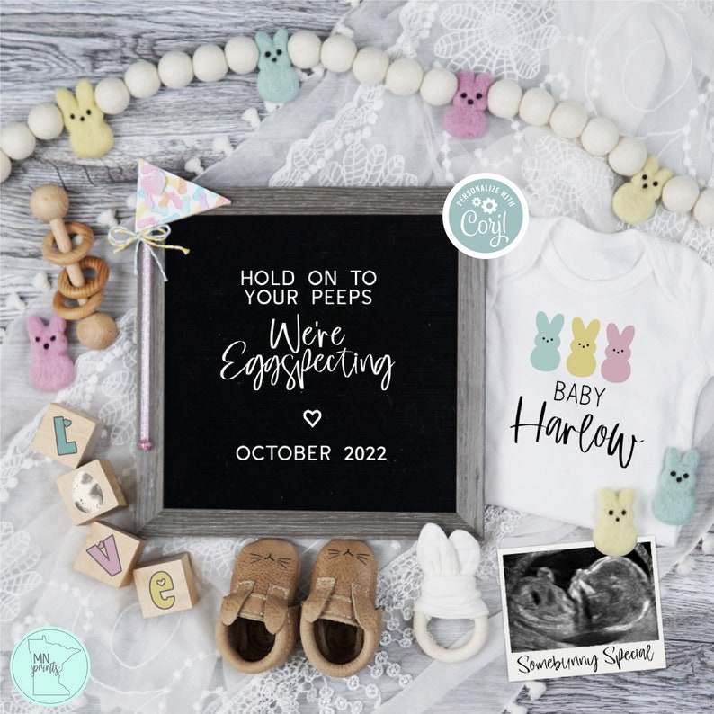 Peut inclure: Un panneau d'annonce en ardoise avec le texte "Hold on to your peeps, We're Eggspecting, October 2022". Une grenouill&egrave;re blanche avec trois poussins jaunes, bleus et roses et le texte "Baby Harlow". Un hochet en bois, un bloc en bois qui dit "Love" et une paire de chaussures de b&eacute;b&eacute; brunes.