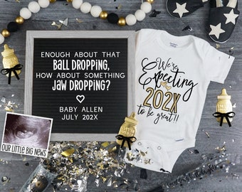 Puede incluir: Una imagen de ultrasonido en blanco y negro con el texto "Our Little Big News" debajo. Una pizarra enmarcada con el texto "Enough about that ball dropping, how about something jaw dropping? Baby Allen July 202X". Un body blanco con el texto "We're expecting 202X to be great!!" en purpurina dorada. Una botella dorada con un lazo negro y una botella dorada con un lazo negro. Una guirnalda blanca y negra con pompones blancos. Confeti dorado y plateado.