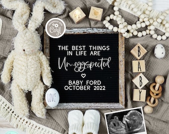 Könnte beinhalten: Ein schwarzes Buchstabenbrett mit dem Text "The best things in life are Un-eggspected" und "Baby Ford October 2022". Ein weißer Hase, ein weißes Ei mit dem Wort "Love", ein Paar weiße Booties und ein Schwarzweiß-Ultraschallbild sind um das Buchstabenbrett herum angeordnet. Holzblöcke mit den Buchstaben "B", "A", "B" und "Y" sind ebenfalls im Bild enthalten.
