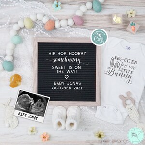 Peut inclure: Un tableau noir avec l'inscription "HIP HOP HOORAY somebunny SWEET IS ON THE WAY! BABY JONAS OCTOBER 2021". Une grenouillère blanche avec l'inscription "EGG-CITED for our LITTLE Bunny". Une image d'échographie blanche avec le texte "BABY JONAS".