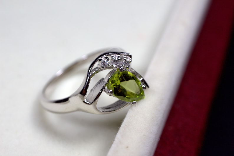 anniversary ring Natural gemstone ring Pear cut solitaire ring N607 925 sterling silver August birthstone natural green peridot ring