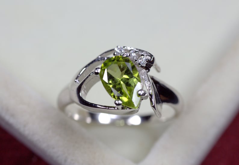 anniversary ring Natural gemstone ring Pear cut solitaire ring N607 925 sterling silver August birthstone natural green peridot ring