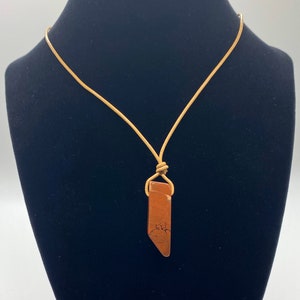 Jasper rouge, laiton, collier de cordon en cuir / collier d’aromathérapie / collier de diffuseur de pierre de guérison