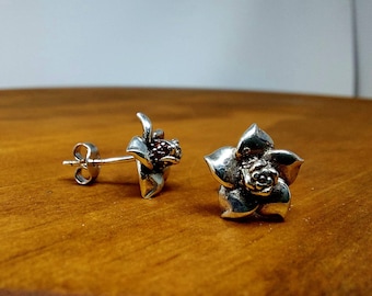Minimalist silver earrings / Sterling silver studs / flower earrings