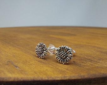 Minimalist silver earrings / Sterling silver studs / Daisy earrings