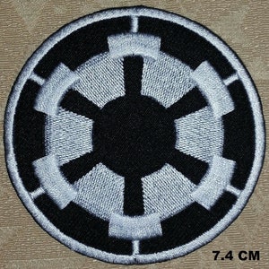 Puede incluir: Un parche bordado en blanco y negro con el logotipo del Imperio Galáctico de Star Wars. El parche tiene un diámetro de 7,4 cm.