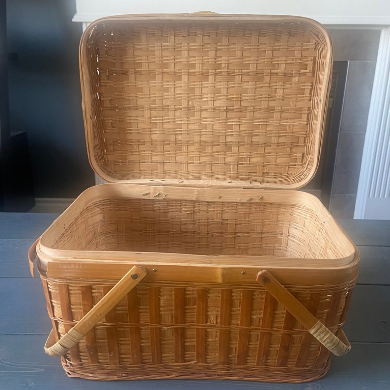 Vintage Picnic Basket Hindge Lid Wicker With Handles Country Boho Cottage Decor image 4