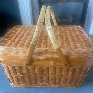 Vintage Picnic Basket Hindge Lid Wicker With Handles Country Boho Cottage Decor image 5