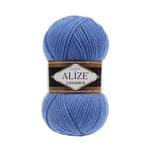 Könnte beinhalten: Eine blaue Garnrolle mit der Aufschrift "CLASSIC ALIZE LANAGOLD".