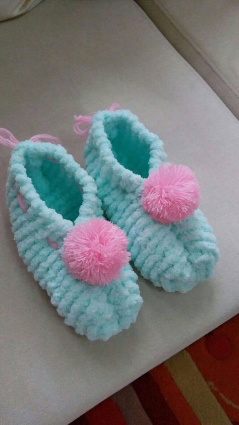 Тапочки ализе пуффи файн. Alize puffy тапочки. Носки из плюшевой пряжи. Тапочки ализе пуффи. Следки из ализе пуффи.