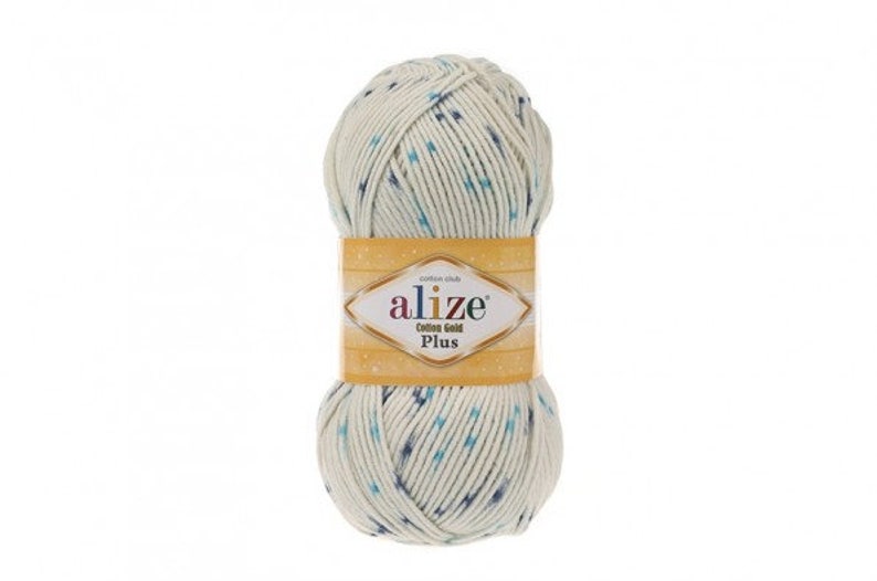 Puede incluir: Una bola de hilo blanco con motas azules y turquesas. El hilo est&aacute; etiquetado como "Alize Cotton Gold Plus."