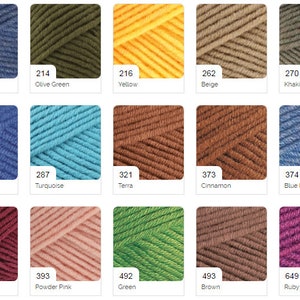 Puede incluir: Una carta de colores de muestras de hilo con n&uacute;meros y nombres correspondientes. Los colores incluyen denim melange, verde oliva, amarillo, beige, kaki melange, azul medianoche, turquesa, terra, canela, azul melange, cereza, rosa polvo, verde, marr&oacute;n y rub&iacute;.
