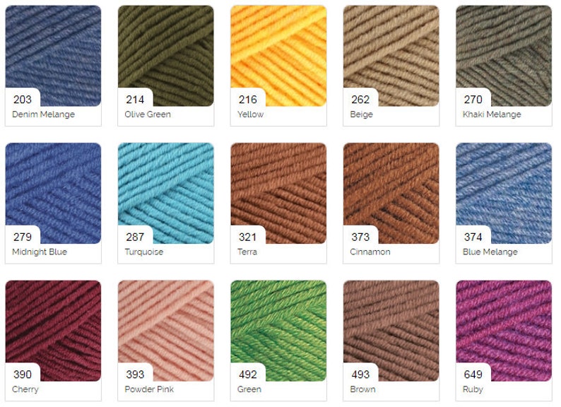 Puede incluir: Una carta de colores de muestras de hilo con n&uacute;meros y nombres correspondientes. Los colores incluyen denim melange, verde oliva, amarillo, beige, kaki melange, azul medianoche, turquesa, terra, canela, azul melange, cereza, rosa polvo, verde, marr&oacute;n y rub&iacute;.