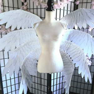 Può includere: Un set di tre tazze in ceramica con finitura opaca e macchiettata. Le tazze sono nei toni del crema, grigio chiaro e grigio scuro. Ogni tazza ha un design semplice e minimalista e un manico arrotondato.