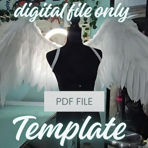 Puede incluir: Grandes alas blancas con plumas exhibidas en un torso de maniquí negro. La imagen incluye el texto digital file only y PDF FILE Template. Estas alas presentan un plumaje blanco en capas que se extiende hacia afuera, diseñado como un patrón.