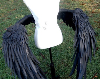 腰の上の大きな黒い翼、コスプレの翼、真新しいアルベドオーバー
