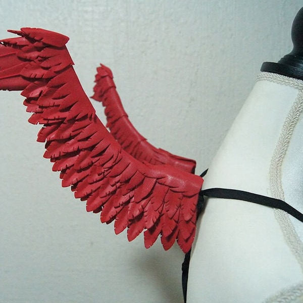 Extra Small Wings couleur rouge personnage d'anime Hawk-Hero et plus de couleur pour le cosplay et le costume taille XS