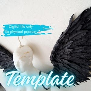 Puede incluir: Un torso de maniquí blanco con grandes alas negras de plumas. La imagen incluye superposiciones de texto azul que dicen: Digital file only, No physical product y Template. Las alas están extendidas, mostrando plumas negras dispuestas en capas.
