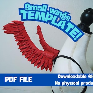 Puede incluir: Una plantilla de archivo PDF digital para alas pequeñas de color rojo, con un par de alas de color rojo brillante con aspecto de plumas unidas a un torso de maniquí blanco. La imagen incluye el texto Small wings TEMPLATE!, PDF FILE y No physical product.