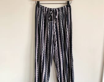 Vintage • cottagecore floral pants small cropped