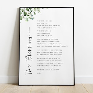 Può includere: Una stampa d'arte da parete stampabile con sfondo bianco e testo nero. Il testo è una benedizione tradizionale con foglie di acquerello verdi nell'angolo in alto a sinistra. Il testo recita "The Blessing" e include le parole "The Lord bless you and keep you".