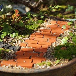 20個のミニチュア小さな赤レンガの踏み石、妖精の庭用品とアクセサリー、妖精とテラリウム用のミニ動物1:12