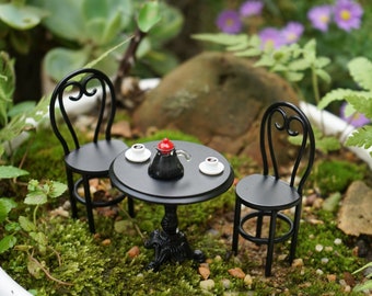 Ein Satz von 6 Stück Feengarten Zubehör Miniatur-schwarze Stühle, Tisch und Töpfe Gartendekoration, Feenzubehör und -Versorgungen