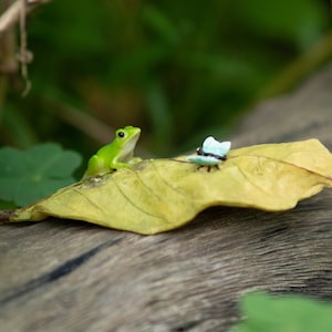 Fairy Garden Accessories Tiny Frog and Butterfly Lie on Leaf Animal Figurine , Miniature Gardening, Terrarium Supply