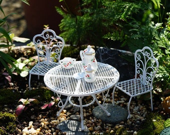 Un set di 6 accessori per il giardino delle fate, sedie in miniatura, tavolo e vasi in ceramica, decorazioni per il giardino, accessori e forniture per le fate