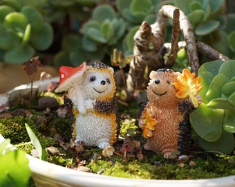 Set of 2 PCS Fairy Garden Accessories Hedgehog Couples Holding Leaf and Flower, Miniature Gardening, Terrarium Supply