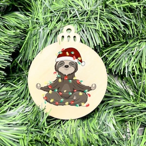 Fröhliche Faultier Christbaumkugel, Christbaumkugel, Weihnachtskugel, personalisiertes Ornament, Familie Ornament, erstes Weihnachten, Urlaub Dekor