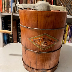 White mountain wooden shop ice cream maker