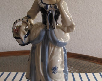 Blau weiße Porzellanfigur Porzellanfrau mit Blumenkorb / Vintage / Vitrinenobjekt / Handbemalt