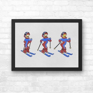 Peut inclure: Impression encadrée représentant trois personnages de dessins animés en train de skier. Chaque personnage porte une combinaison de ski rouge et bleue, un casque et des skis. Ils tiennent des bâtons de ski. L'œuvre est sur fond blanc.