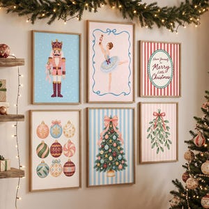 Puede incluir: Un conjunto de seis láminas decorativas enmarcadas con motivos navideños que incluyen un cascanueces, una bailarina, un cartel con el texto Have Yourself a Merry Little Christmas, adornos coloridos, un árbol de Navidad y muérdago.