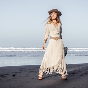 BOHO DRESS ꧁Kayame꧂ ホワイト ボヘミアン 着物ドレス • フリンジ ウェディングドレス • ボヘミアン マキシドレス • オーガニック ラップドレス • ホワイト リネン ラップドレス