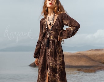 BOHO KLEID von Kayame꧂ Braunes Batik Kleid aus Bio-Baumwolle • Langarm Kleid • Boho Maxi Kleid • Goddess Boho Kleid • Cottagecore Kleid