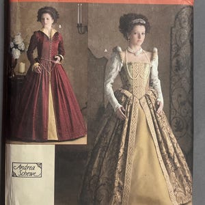 Könnte beinhalten: Eine Simplicity-Schnittmusterhülle für ein elisabethanisches Kostüm mit zwei Varianten langer Kleider. Die Verpackung enthält Text wie 'Simplicity', 'Elizabethan costume', 'Andrea Schewe' und einen Strichcode am unteren Rand.