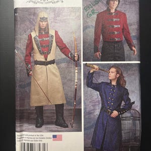 Puede incluir: Patrón de costura Simplicity 8235 para tallas 46-52. El sobre presenta ilustraciones de una túnica beige con capucha y correas oscuras, una chaqueta roja con hebillas y un abrigo largo azul estampado. Incluye el texto Arkivestry y Simplicity.