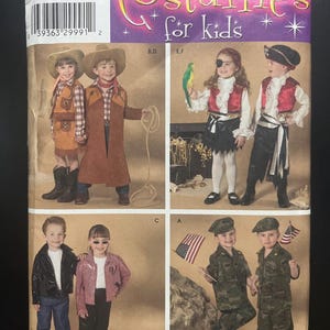 Può includere: Una busta per cartamodello Simplicity Costumes for kids, numero 3997, taglia A 3,4,5,6,7,8. Il fronte mostra quattro varianti di costume: abiti da cowboy e cowgirl, costumi da pirata, giacche in stile anni '50 e uniformi militari mimetiche.