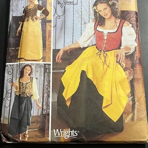 Könnte beinhalten: Eine Schnittmusterhülle für eine Renaissance-Kostümkollektion von Andrea Schewe für Wrights. Das Cover zeigt drei Kostümvarianten mit einem Mieder mit Schnürung vorne, einem langen Rock und einer Bluse mit Puffärmeln.
