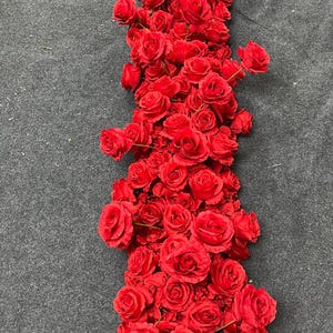 Ghirlanda floreale di rose rosse, runner di fiori rossi, runner di fiori da tavolo, fila di fiori rossi per matrimonio, composizione di rose rosse e peonie, arco di fiori decorativo