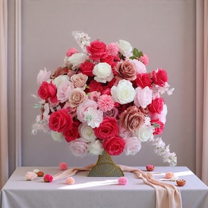 Centro de mesa com rosas brancas e rosa choque, bola de flores para casamento, arranjo de flores para casamento, bola de flores com chumbo, decoração de negócios com bola de flores