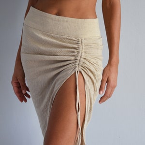Falda Dahlia en tejido natural arrugado, falda midi derramada lateral Ruched en beige, falda de lino imagen 2