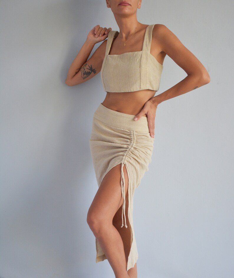 Falda Dahlia en tejido natural arrugado, falda midi derramada lateral Ruched en beige, falda de lino imagen 3