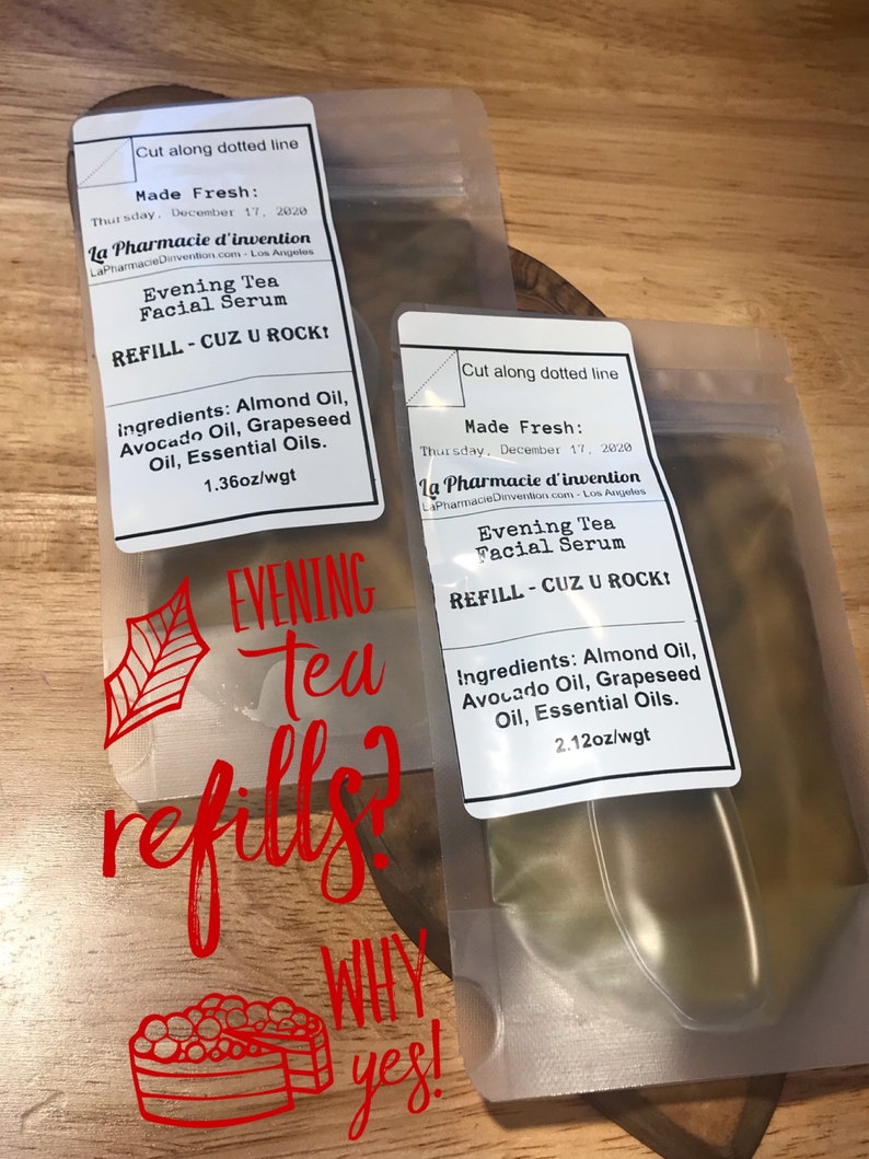 Puede incluir: Dos bolsas de pl&aacute;stico transparentes con etiquetas que dicen "Evening Tea Facial Serum" y "REFILL - CUZ U ROCK!" Las bolsas contienen un l&iacute;quido amarillo. El texto "Evening Tea refills? WHY yes!" est&aacute; escrito en rojo en la parte delantera de las bolsas.