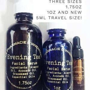 Puede incluir: Tres frascos de vidrio de suero facial Evening Tea en tama&ntilde;os de 1,75 oz, 1 oz y 5 ml. Los frascos son de color azul oscuro y marr&oacute;n con letras doradas. El texto en los frascos dice "Evening Tea Facial Serum" y enumera los ingredientes: aceite de almendras, aceite de aguacate, aceite de semilla de uva y aceites esenciales.