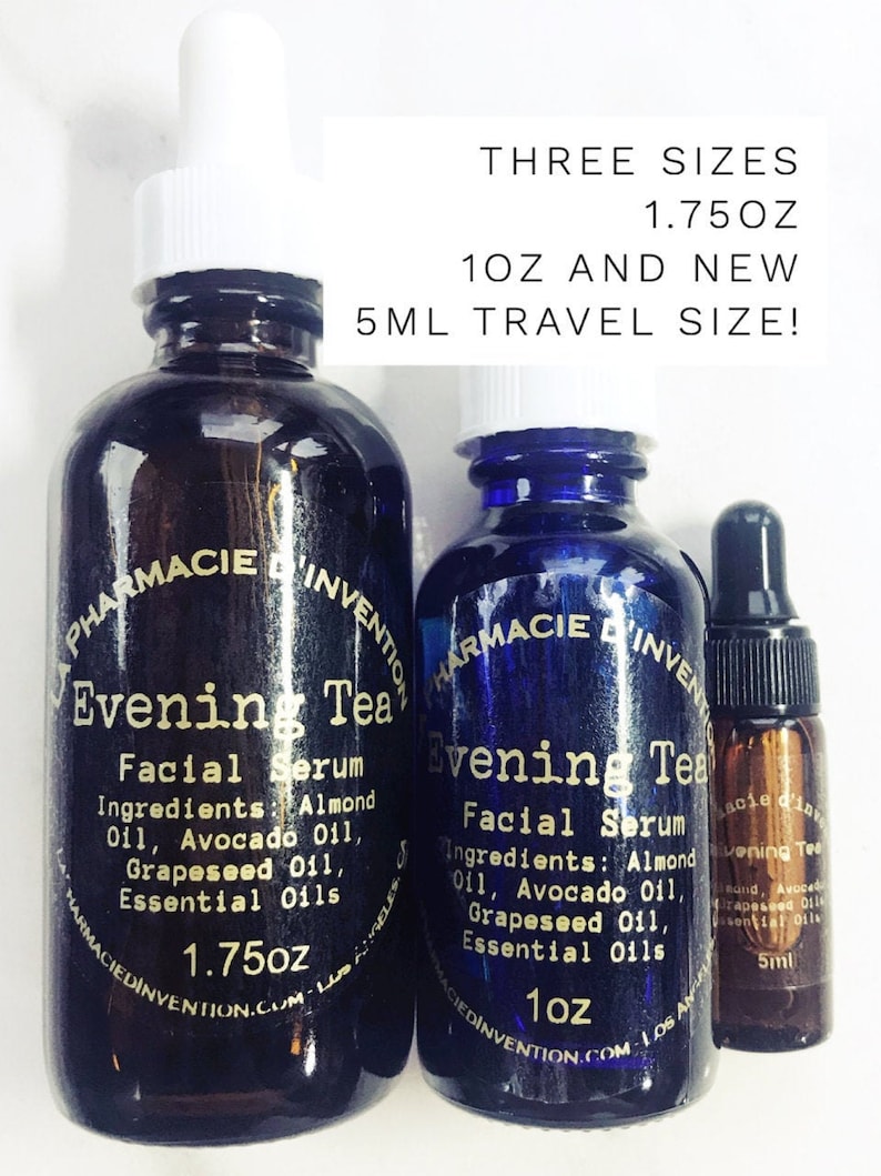 Puede incluir: Tres frascos de vidrio de suero facial Evening Tea en tama&ntilde;os de 1,75 oz, 1 oz y 5 ml. Los frascos son de color azul oscuro y marr&oacute;n con letras doradas. El texto en los frascos dice "Evening Tea Facial Serum" y enumera los ingredientes: aceite de almendras, aceite de aguacate, aceite de semilla de uva y aceites esenciales.