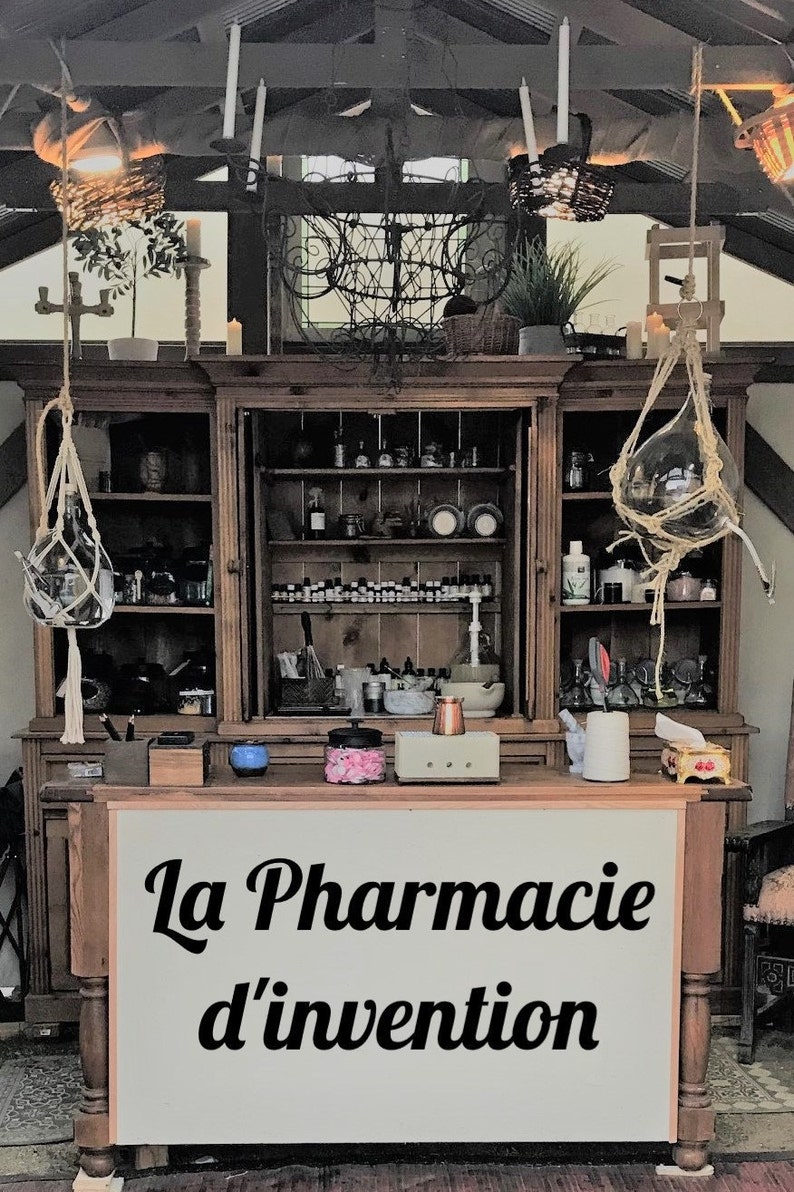 Puede incluir: Un armario de madera con estantes llenos de botellas y frascos. El armario tiene un letrero que dice "La Pharmacie d'invention".