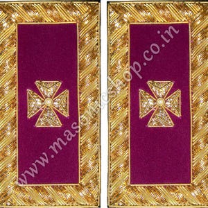 Puede incluir: Dos charreteras moradas a juego con ribetes dorados y un diseño de cruz dorada. La cruz está adornada con pequeños detalles brillantes. Los bordes están intrincadamente detallados con un patrón dorado tejido. El fondo es de color púrpura oscuro.